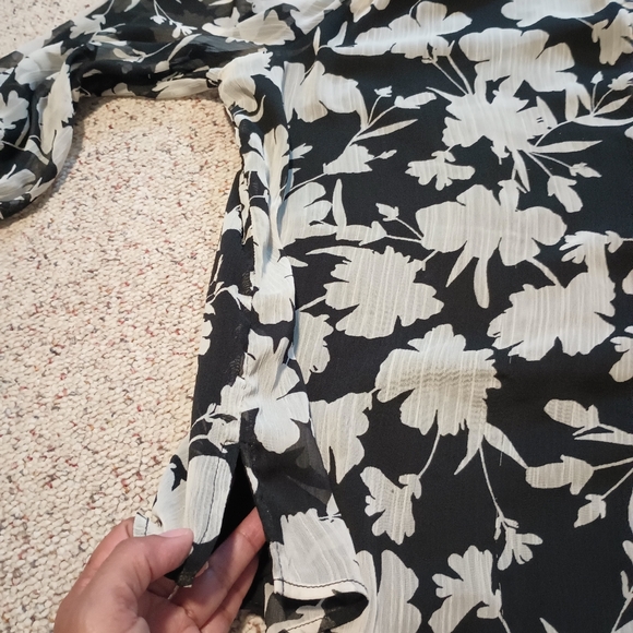 💓Vince Camuto Floral Black and White Women's Top XL - Picture 16 of 17